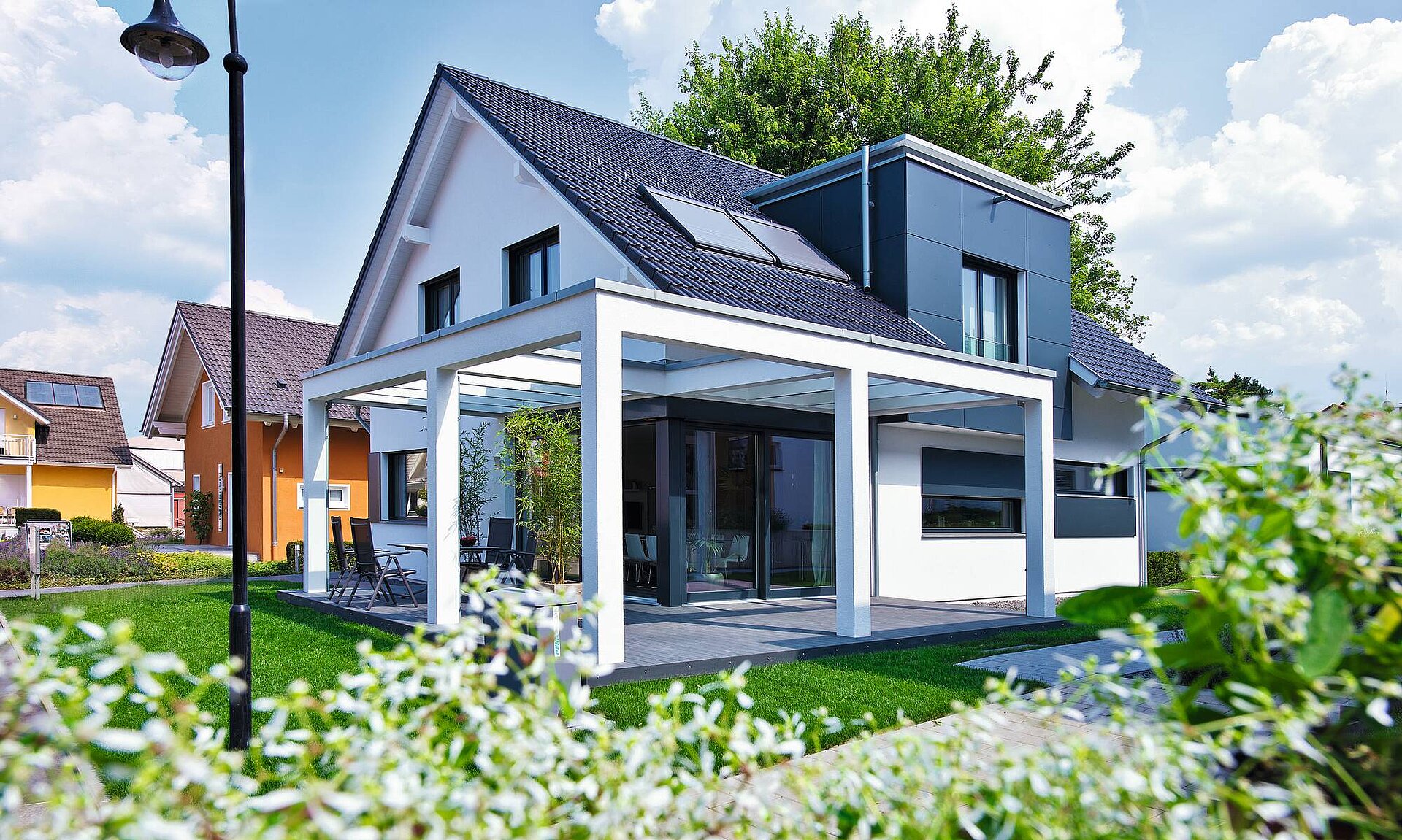 Satteldach mit flacher Dachgaube Satteldach mit flacher Dachgaube