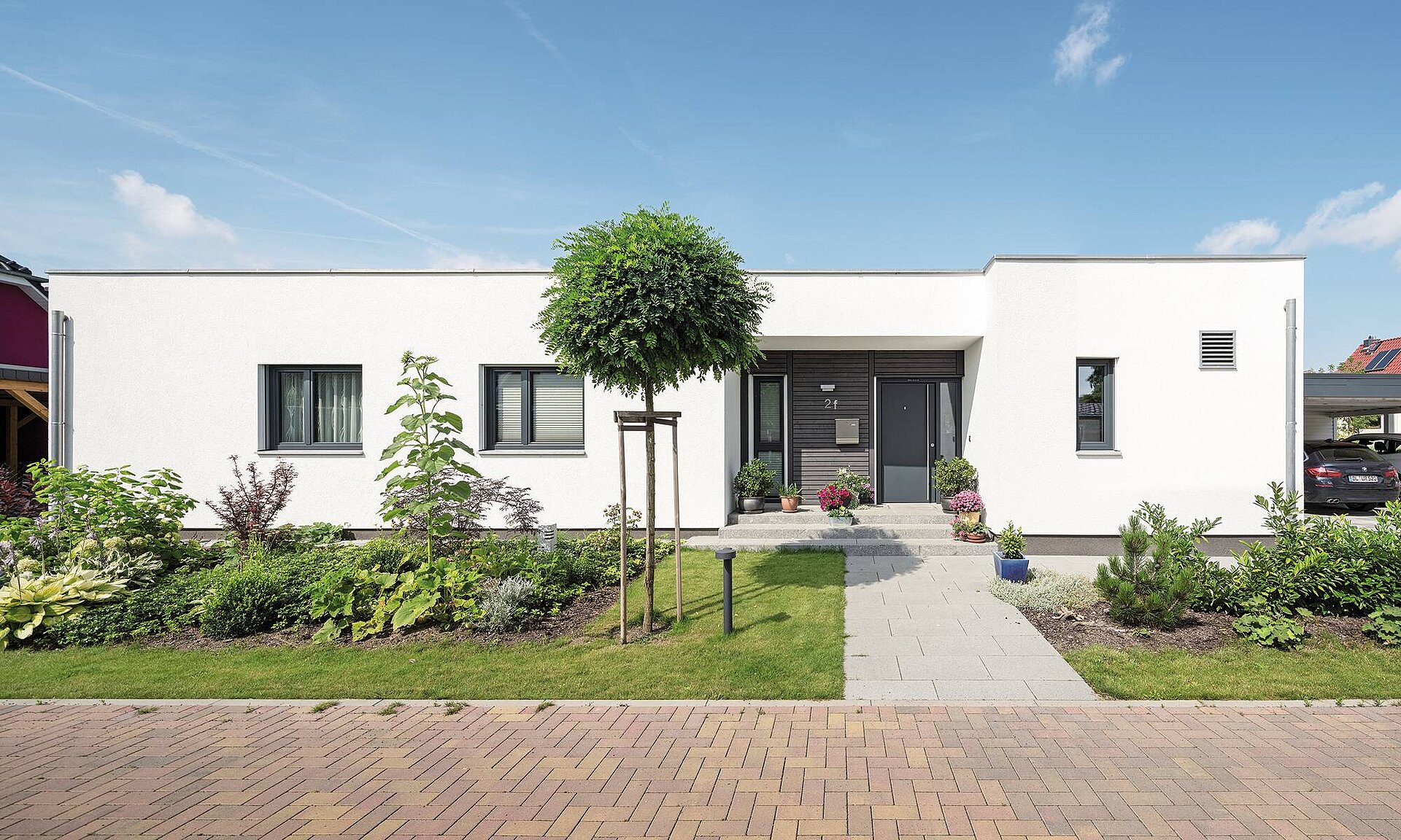 Bungalow mit Flachdach Winkelbungalow Putz weiss mit Flachdach