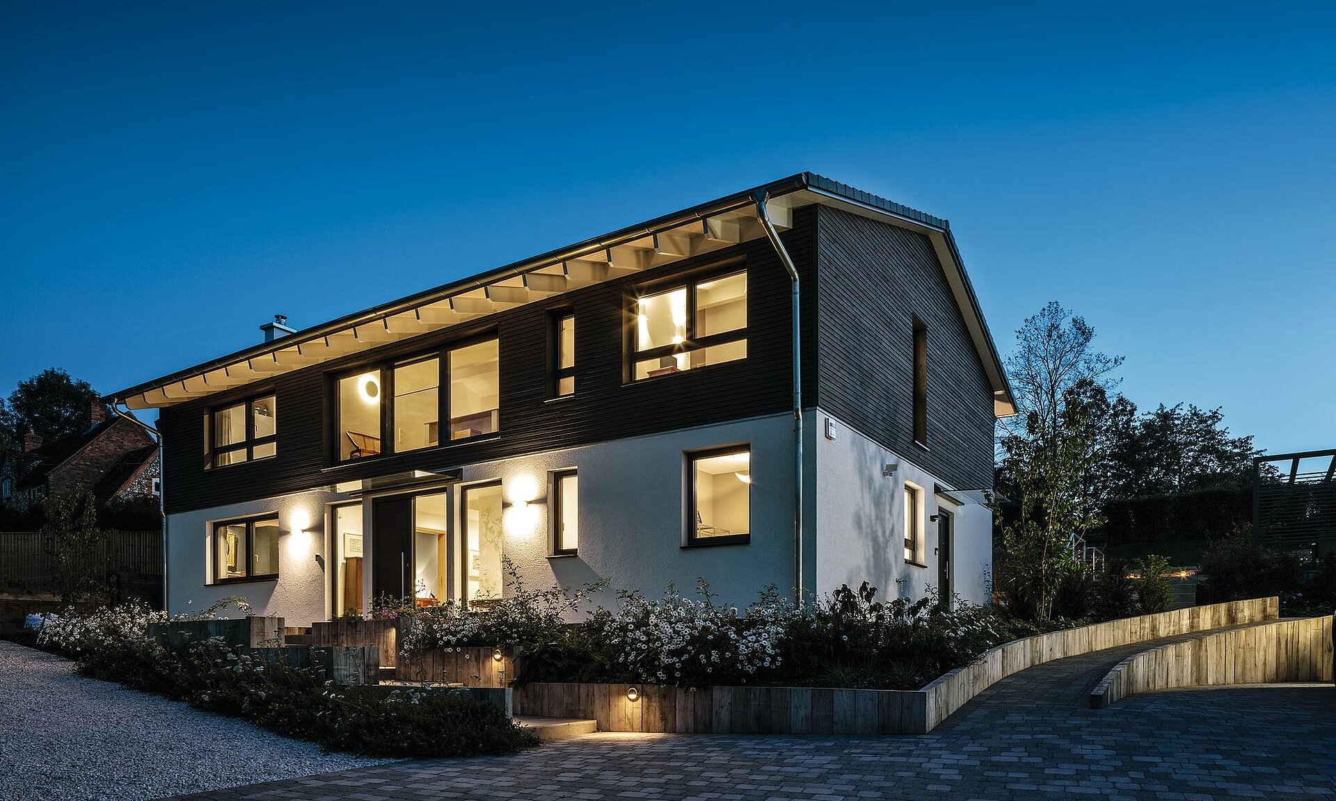 Einfamilienhaus mit Holzverschalung Einfamilienhaus in Abendstimmung