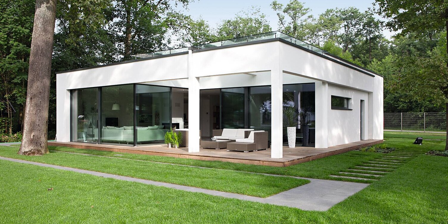 Moderner Bungalow im Bauhaus-Stil, der hohen Wohnkomfort und nachhaltige Bauweise verbindet