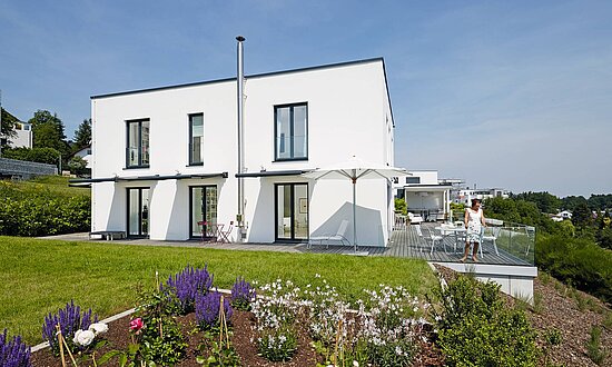 modernes 2-geschossiges Haus mit Flachdach