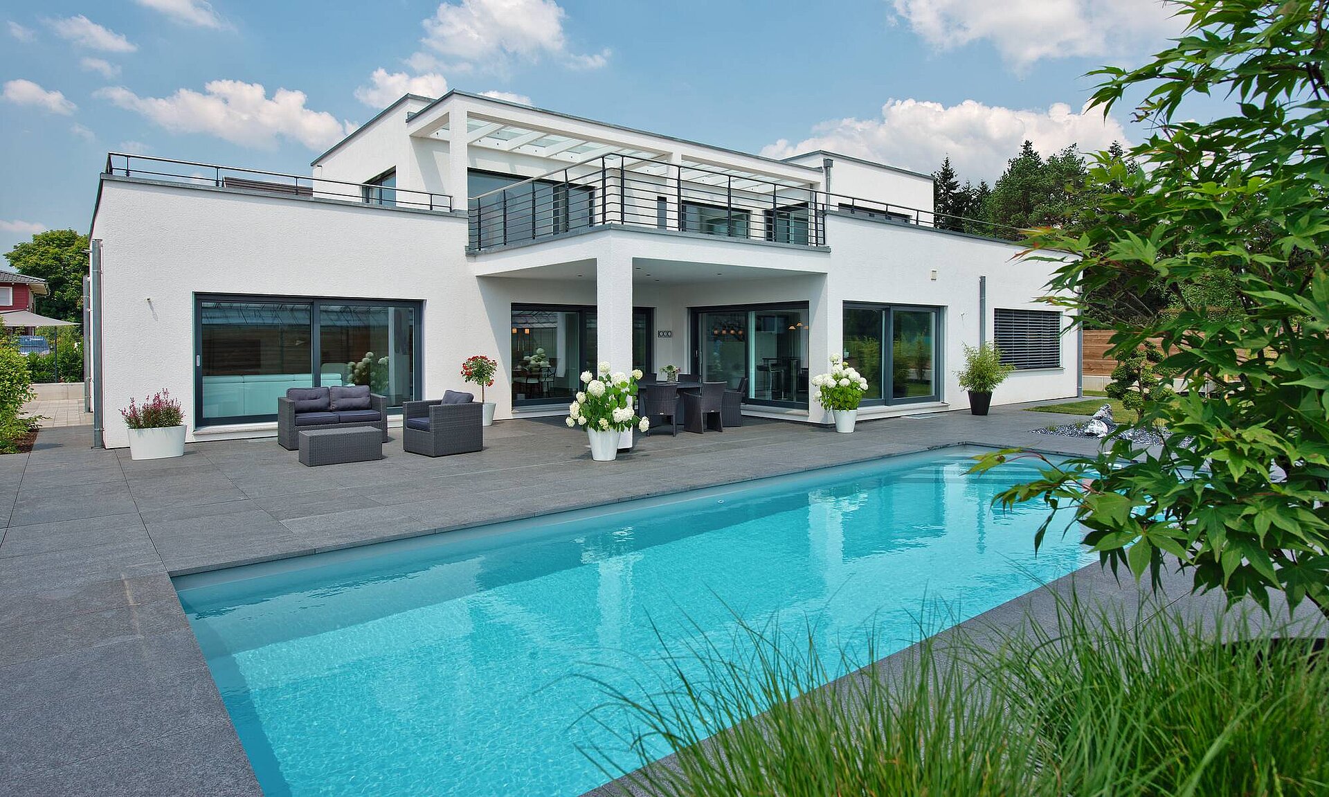 Musterhaus Village Neuf ebenLeben repräsentative Häuser Pool Bauhaus style contemporary prefab home