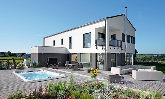 frei geplantes Kundenhaus mit Pool