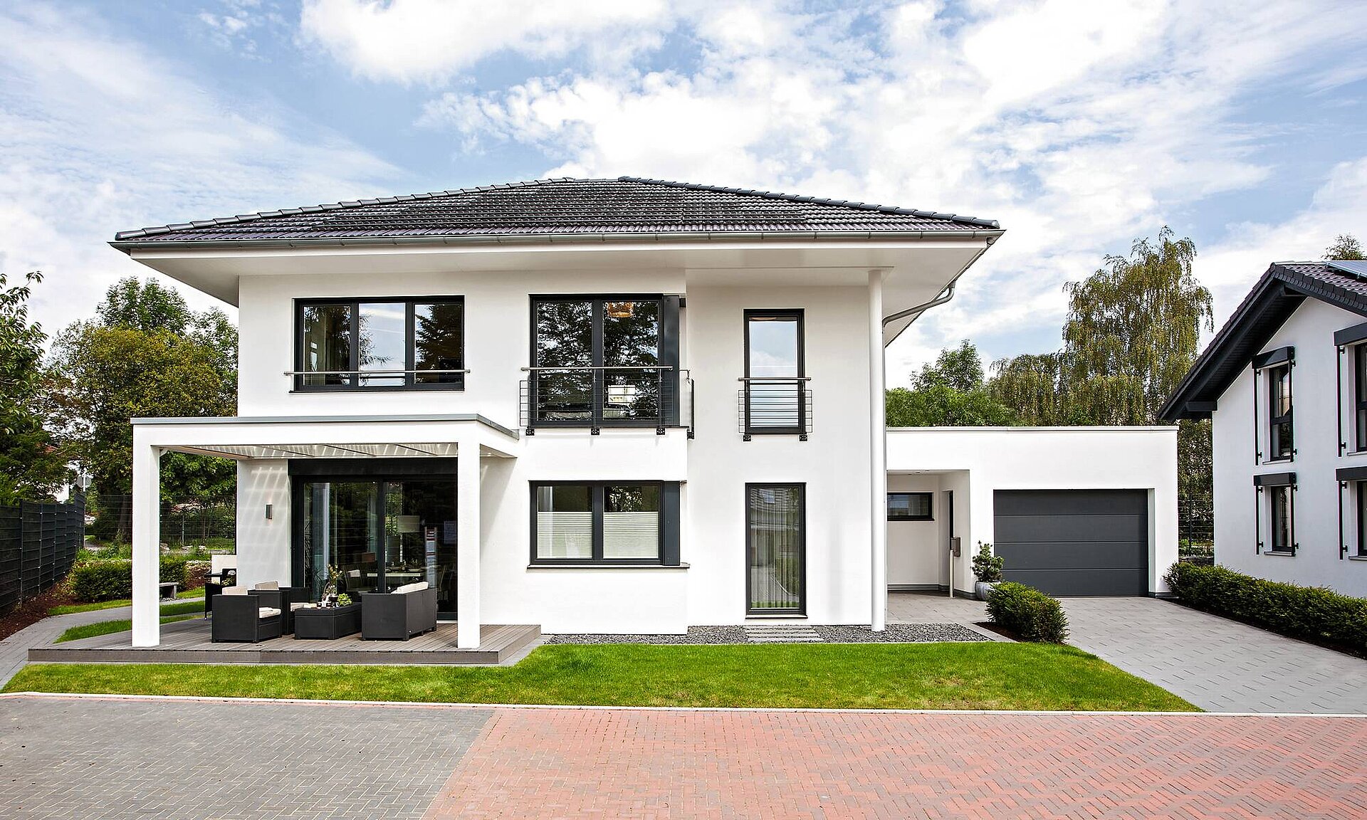Eco-friendly prefab house with photovoltaic system