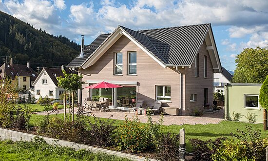 Einfamilienhaus mit Holzschalung