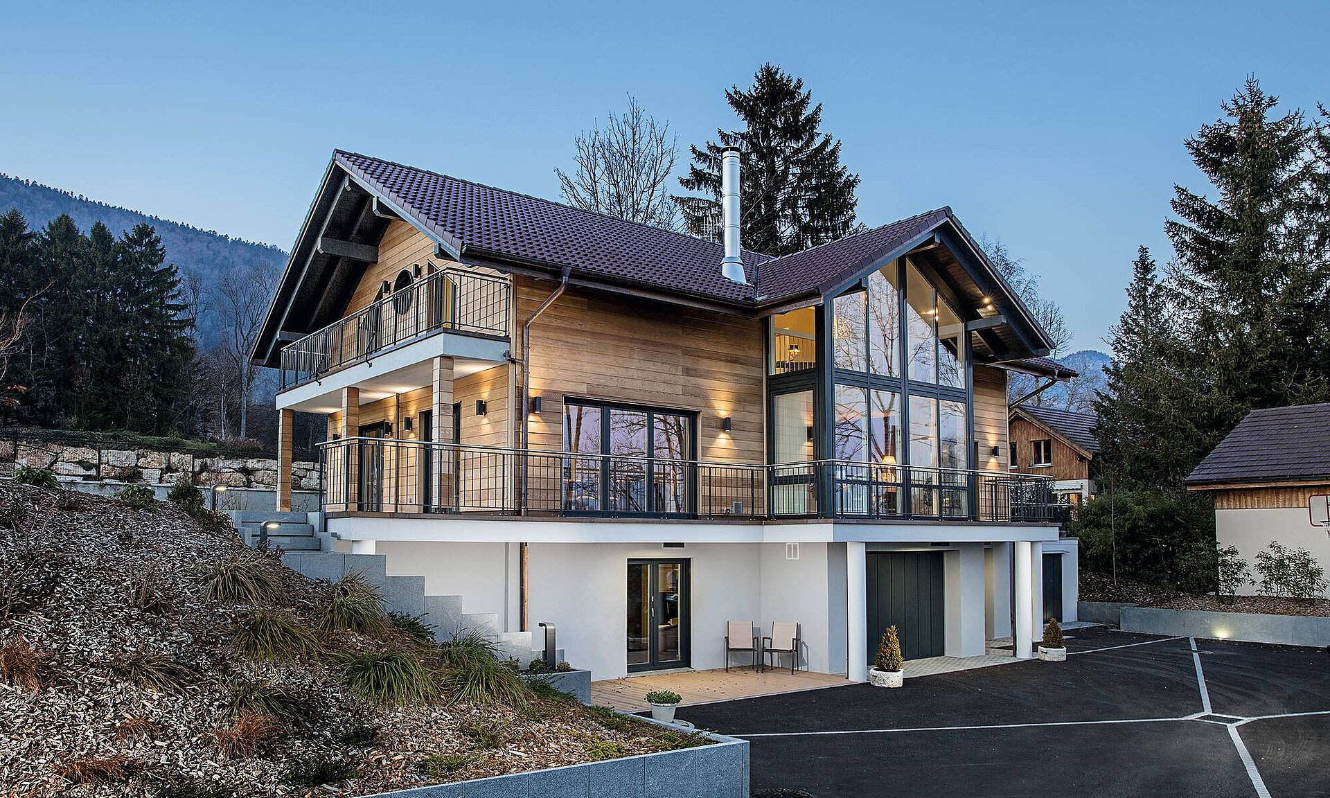 1 1/2-geschossiges Haus, Satteldach, HolzverschalungHaus Haus mit Holzverschalung, Satteldach