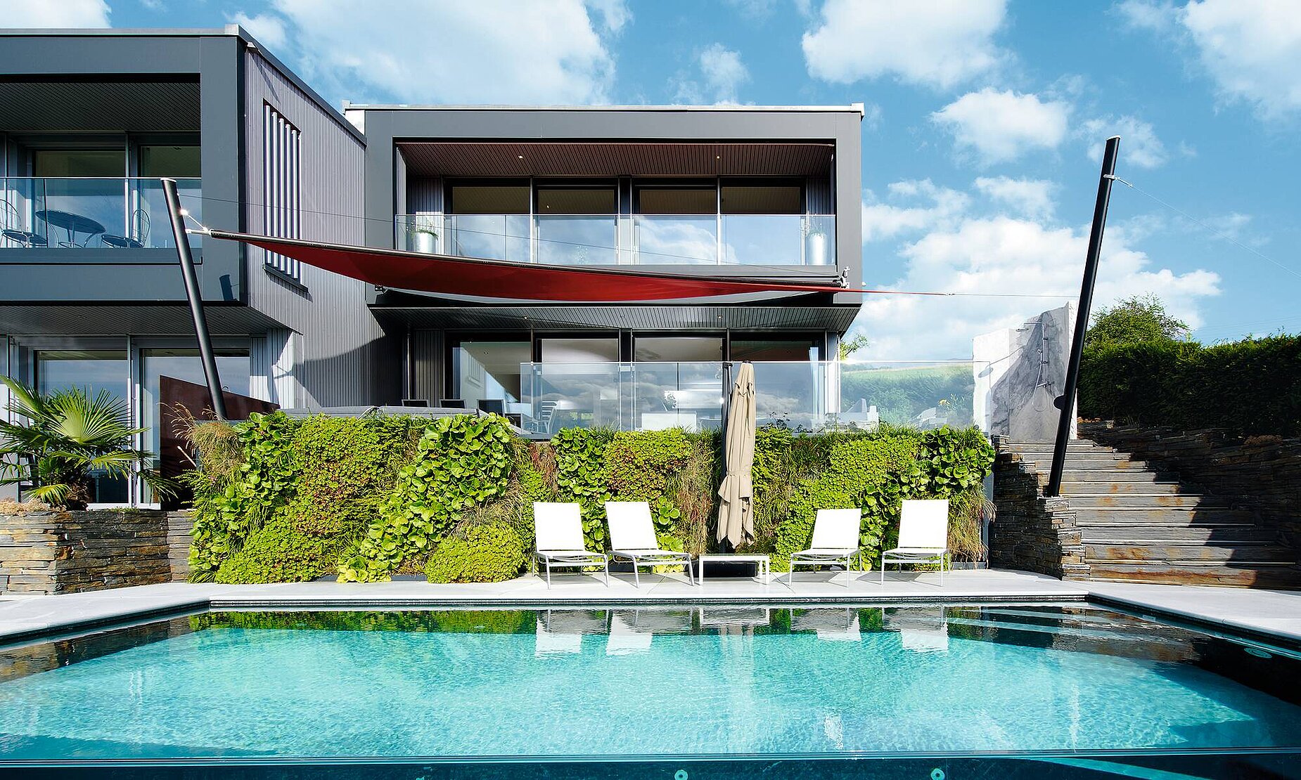 Exklusives Flachdachhaus mit Pool