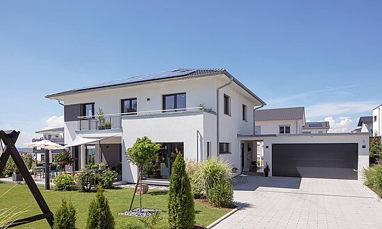 Stadthaus mit Walmdach und Garage