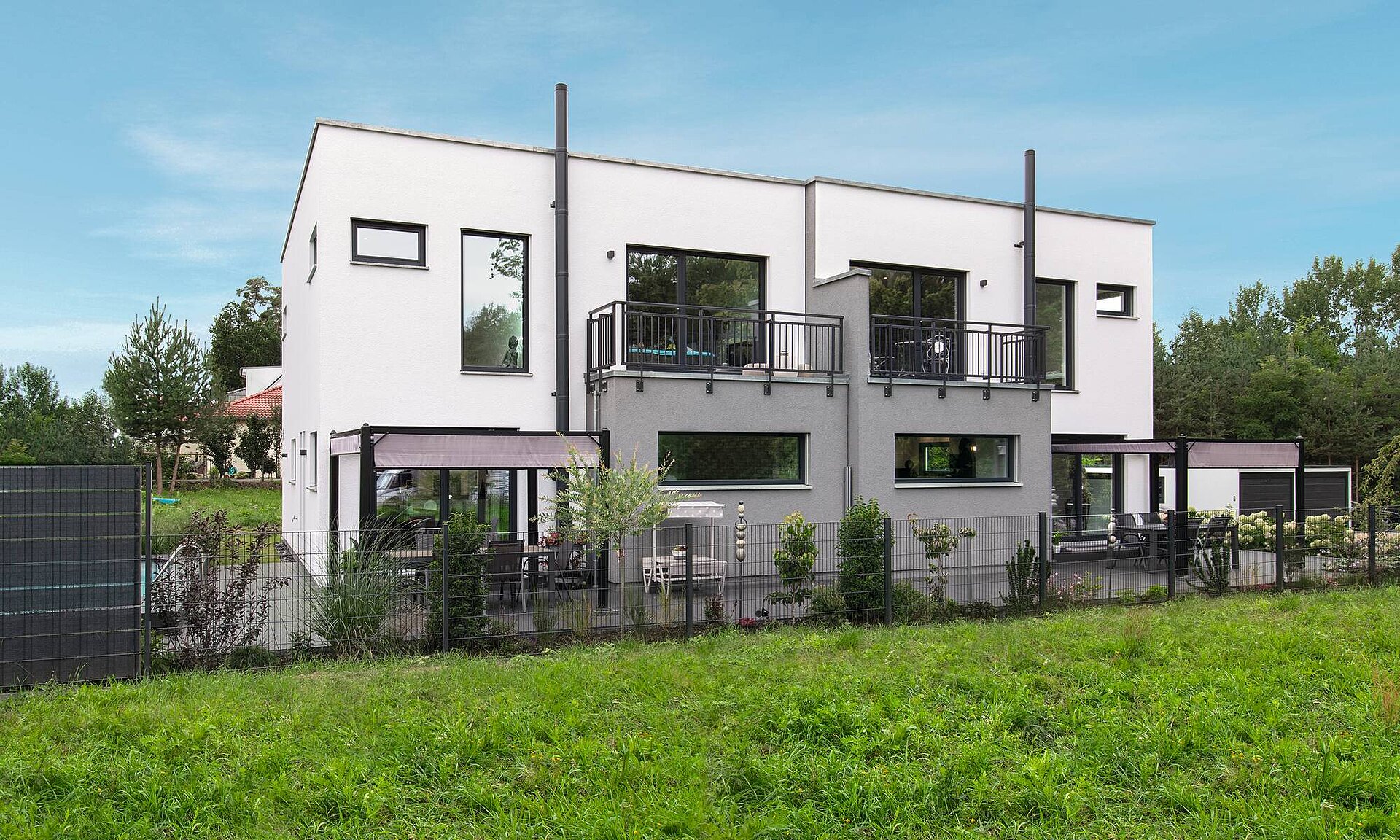 Modernes Doppelhaus mit Flachdach Modernes Doppelhaus