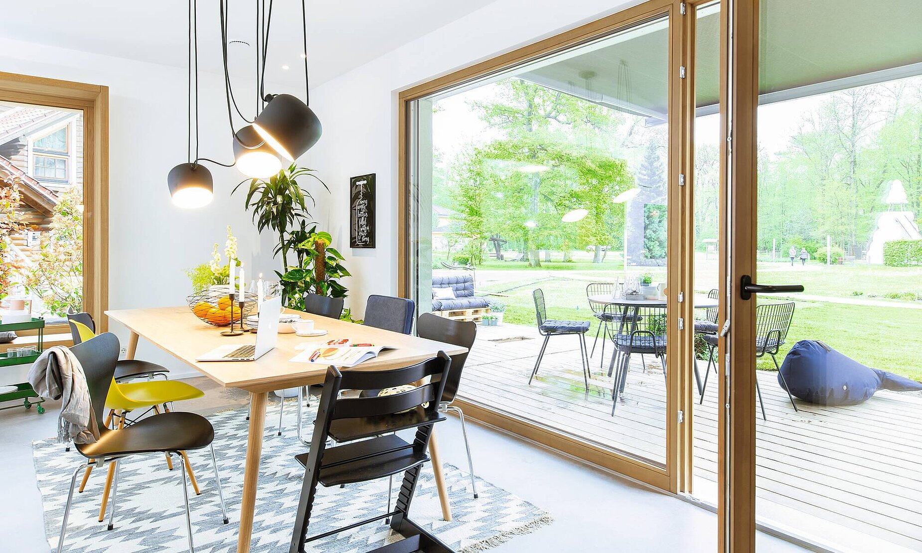Esszimmer mit großen Fenstertüren