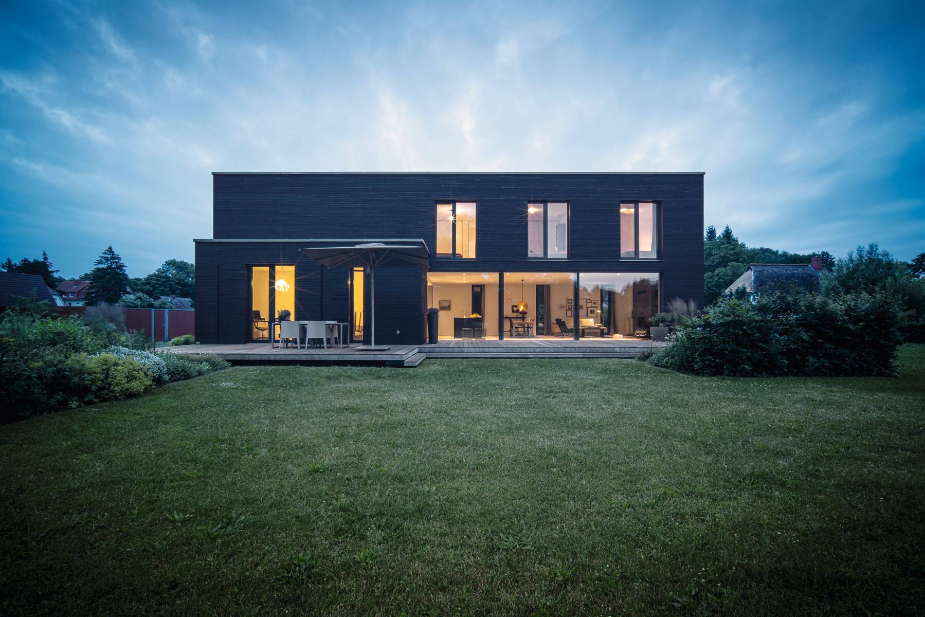 Einfamilienhaus im Bauhausstil in Abendstimmung Einfamilienhaus im Bauhausstil