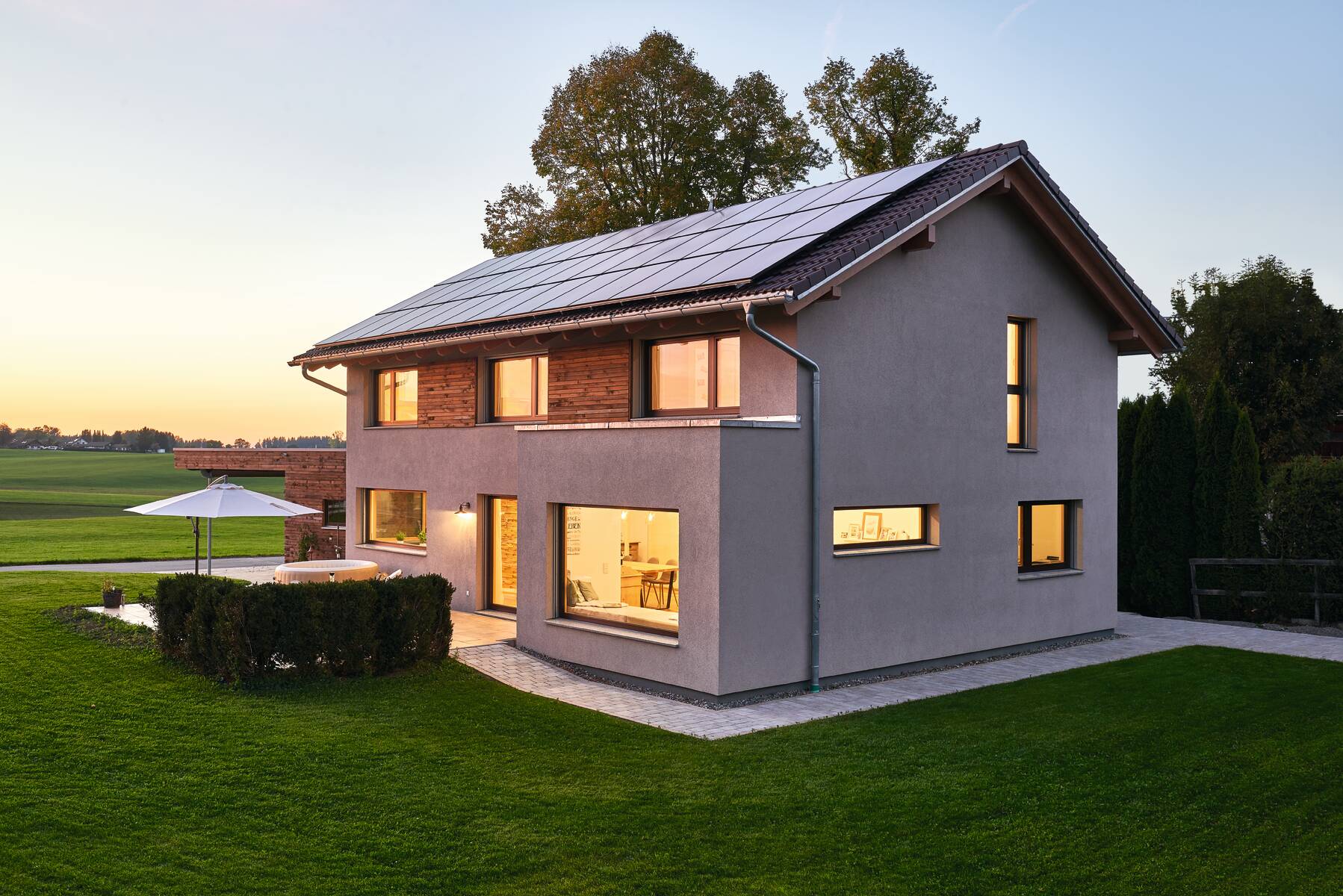 Kundenhaus mit Abendbeleuchtung ´Einfamilienhaus beleuchtet