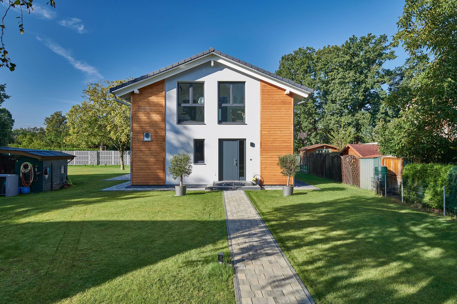 Modernes Einfamilienhaus mit partieller Holzverkleidung Satteldachhaus