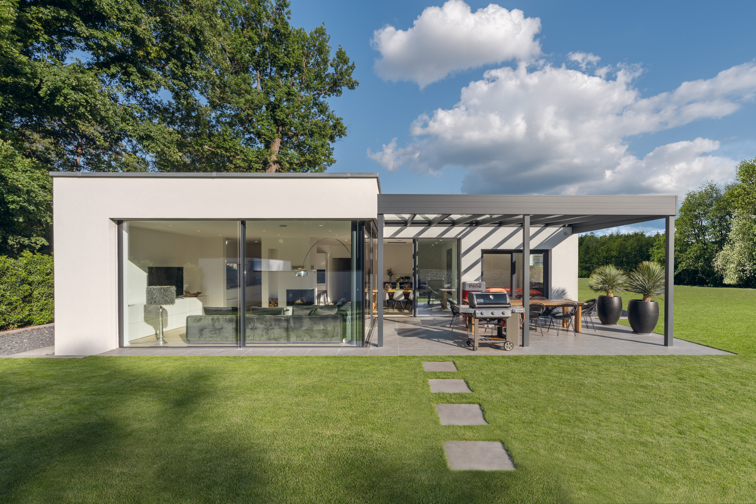 ein Fertighaus Bungalow als frei geplantes Architektenhaus bietet modernen Wohnkomfort und fließende Übergänge in den Außenbereich