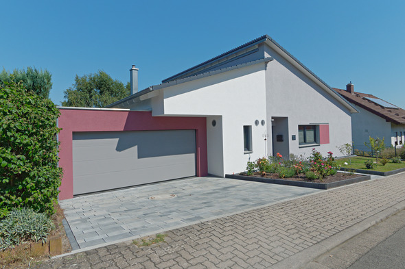 Ein Pultdach verleiht einem Bungalow eine moderne Optik und ermöglicht mehr Raum und Tageslicht im Inneren das Hauseseslicht 