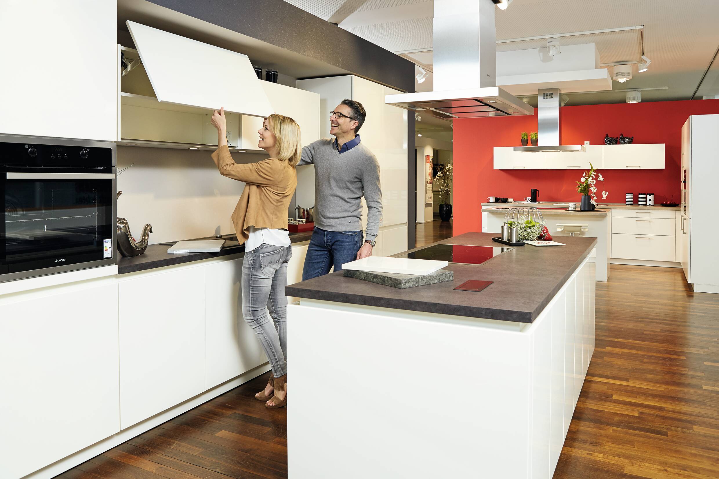 Paar besichtigt eine Küche im Küchenatelier in der Halle der Kreationen in der World of Living