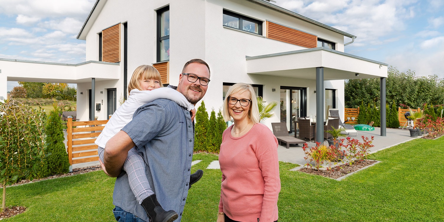 glückliche Familie vor ihren Einfamilienhaus glückliche Familie vor ihren Einfamilienhaus von WeberHaus