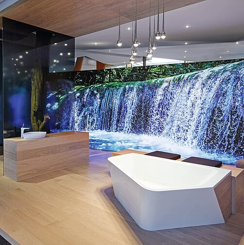 Wasserfall in der Halle der Kreationen im Erlenpark in der World of Living