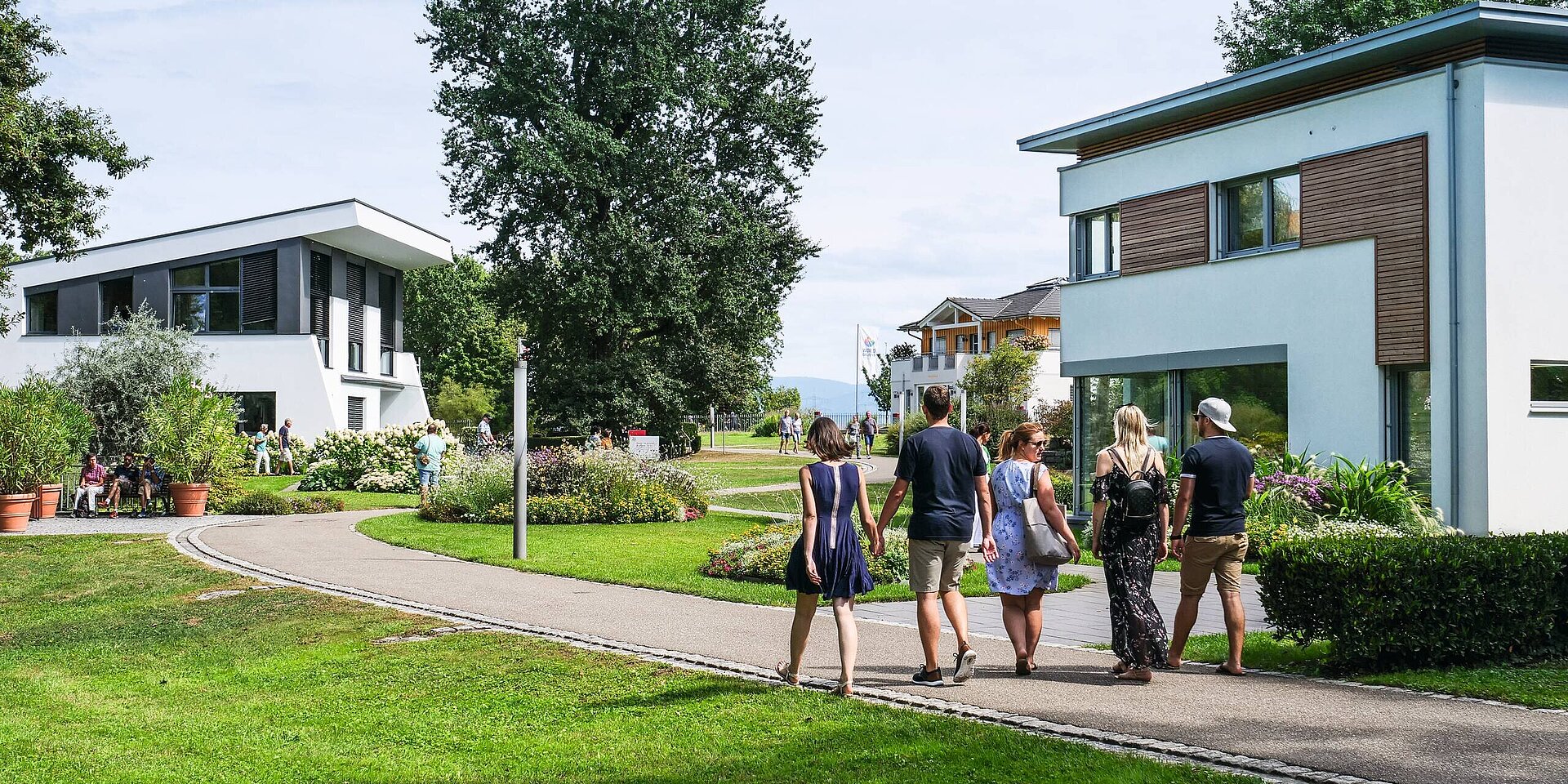 Besucher im Erlenpark der World of Living von WeberHaus