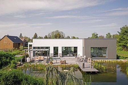 moderner Bungalow mit Gartenteich