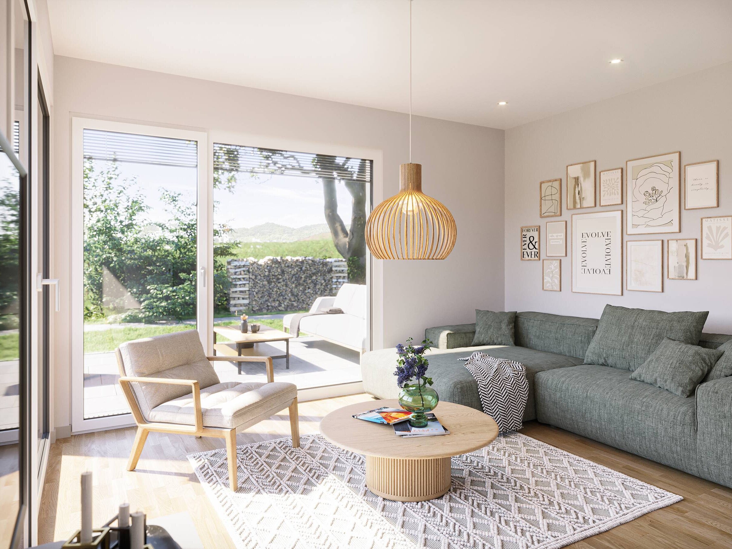 Ein modernes Wohnzimmer mit einem großen, grünen Sofa, einem runden Holztisch und einem bequemen Sessel. An der Wand hängen mehrere Bilder, und ein großer Fensterausblick zeigt einen grünen Garten. Eine stilvolle Hängeleuchte sorgt für eine warme Atmosphäre.