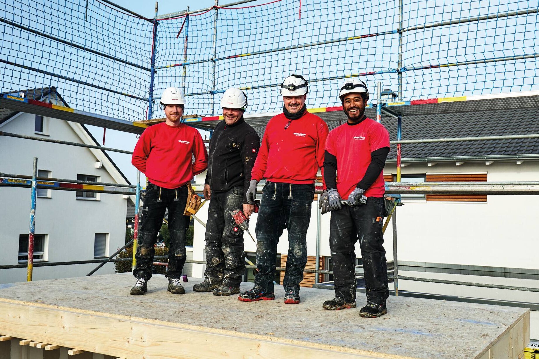 WeberHaus Monteure beim Hausaufbau auf der Baustelle 