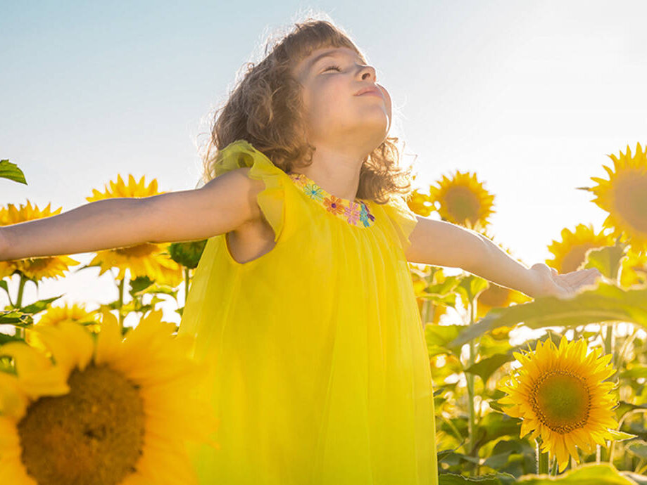 Kind, Mädchen im Sonnenblumenfeld, Sommerfest