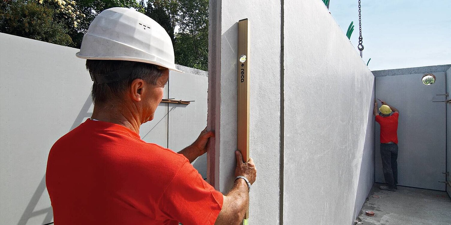 WeberHaus Monteur bei Wandstellen für den Weberith-Keller